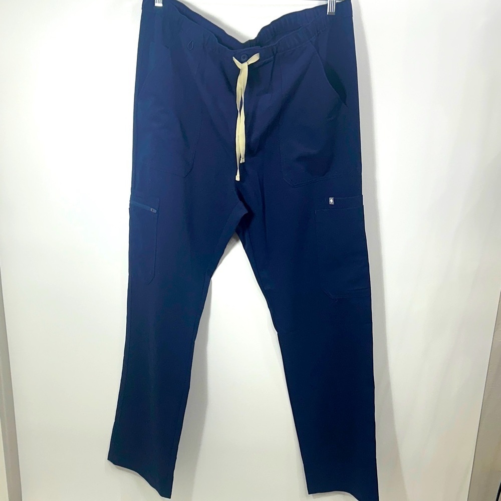 Figs Men’s Cario Cargo navy blue scrub pants size XXL.